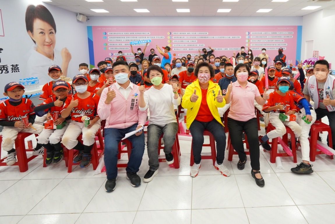 ▲台中市騎士社區棒球隊，受邀到「燕子總部」一起為台灣隊加油(圖／盧總部提供2022.10.16)