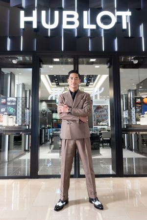 國民姊夫AKIRA靠「2秘密」當新手帥爸 林志玲認:很幸福 ▲AKIRA以駝色雙排扣西裝搭配黑色襯衫,襯托HUBLOT高階運動潮錶最新Square Bang Unico方形錶盤款式,展現親切帥氣的成熟魅力。(圖/HUBLOT提供)