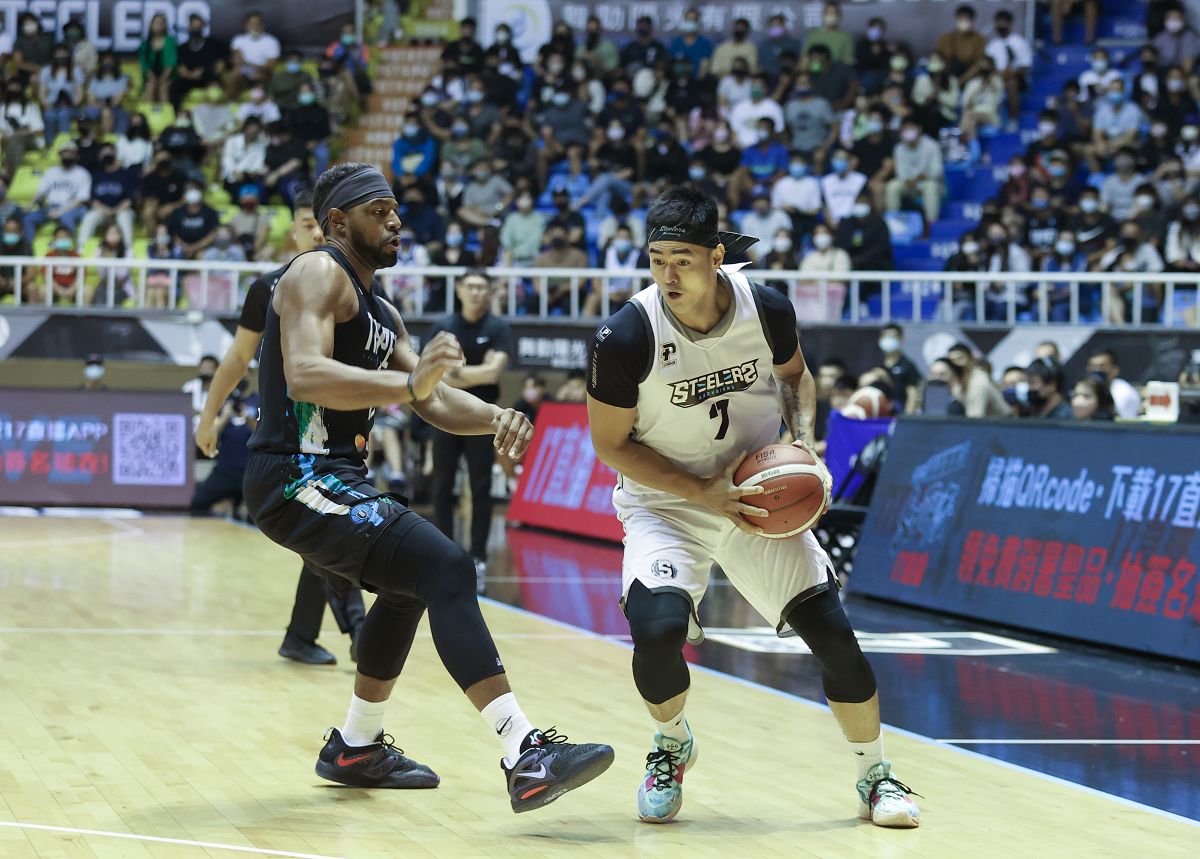 ▲鋼鐵人球員張伯維(右)。（圖／鋼鐵人提供）