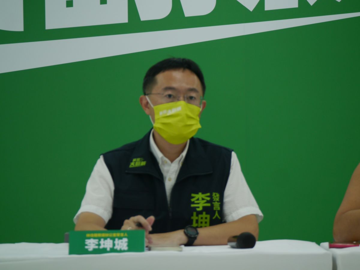 ▲針對市府回應侯友宜在尼莎颱風期間除公開行程外都坐鎮應變中心，李坤城說侯友宜會「瞬間移動」？（圖 ／記者吳嘉億攝）