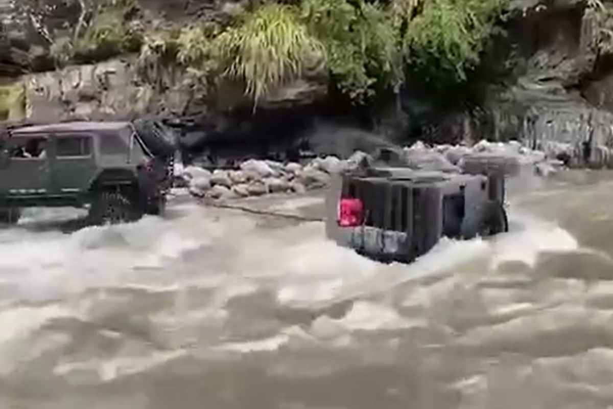 ▲吉普車強行過溪，「水裡翻滾、東西掉光」畫面曝，網友譏諷：「太療癒」。（圖／臉書社團《爆廢公社》） 