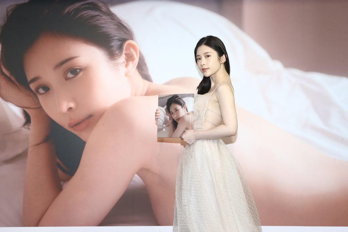 ▲鄭家純（雞排妹）推出10週年紀念寫真《純熟》。（圖／千巡影世提供）