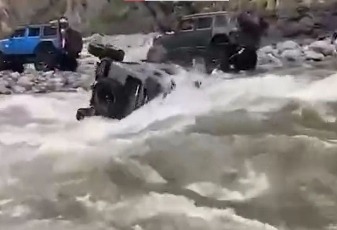 ▲吉普車強行渡溪，結果被水流沖翻，此舉不僅危險而且還觸法，警方已全數攔查開罰。（圖／臉書社團《爆廢公社》） 