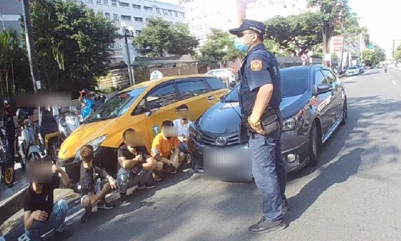 ▲台中一名25歲賴男，自稱是陣頭成員，日前參與廟會活動時，賴男與一名19歲李男發生口角衝突，雙方14日前往台中地院開調解庭，賴男帶著6人在地院門口堵人，還持棍棒毆打李男。（圖／翻攝畫面）