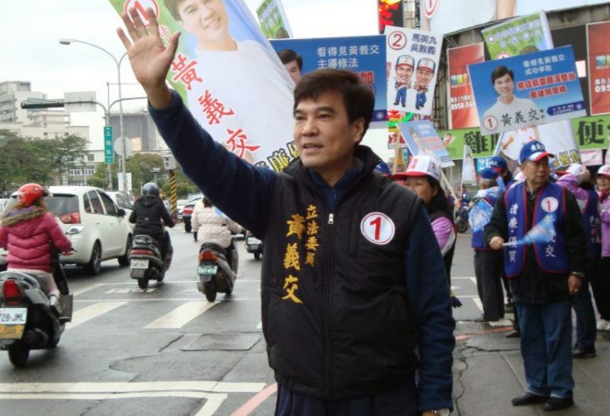 ▲台北市內湖區文德路某大樓，今（17）日晚間發生一起墜樓案件，稍早民眾發現後趕緊報案，驚傳死者是現年69歲的前立委黃義交。（圖／翻攝黃義交臉書）