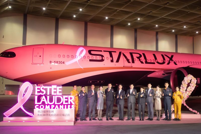 響應乳癌防治　星宇空服員、機場人員佩戴粉紅絲帶
