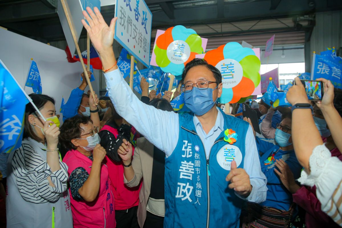 ▲張善政指出，當年鄭文燦感謝他協助捷運綠線通過核准，現在因為選舉卻說他對桃園沒有貢獻，這是「昨是今非」。（圖／張善政辦公室提供）