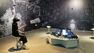 ▲藝術家黃心健其創作以VR虛擬實境與沉浸式、互動式的展演，讓觀眾成為作品中「虛擬存在」的主角。（圖／記者陳美嘉攝，2022.10.17）