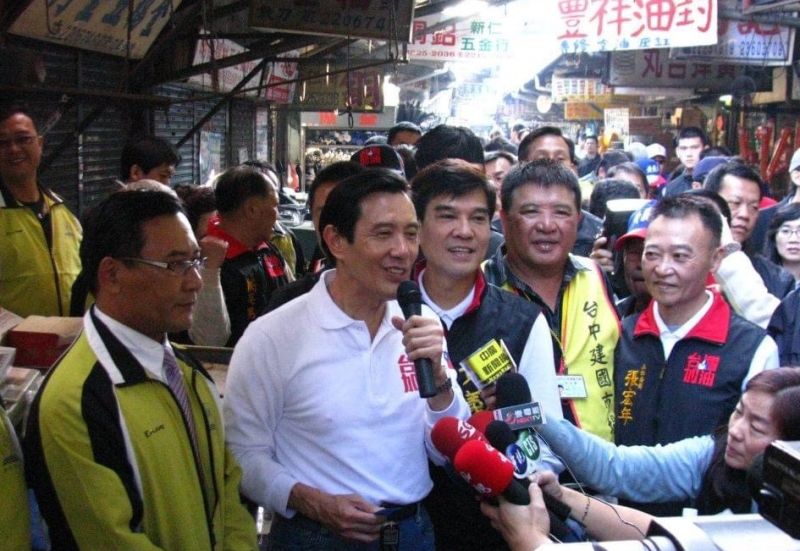 ▲黃義交2012年爭取立委連任，當時的總統馬英九陪他到台中市建國市場拜票。（圖／翻攝黃義交臉書，2022.10.17）