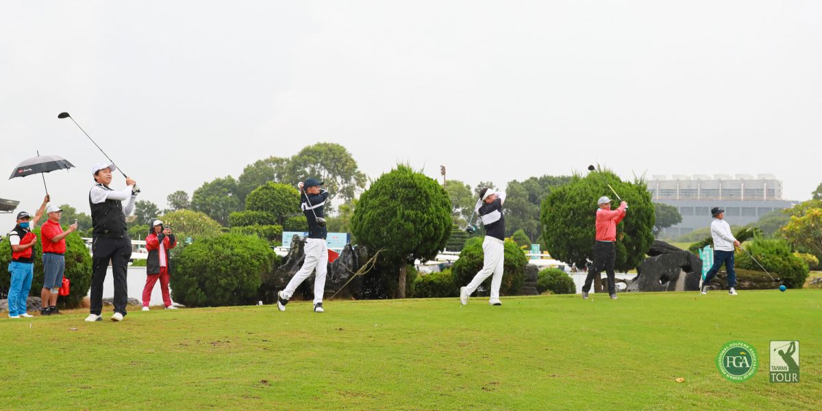 ▲環台公開賽開球儀式由台中高爾夫球場總經理楊文遠(右起)、慶聯集團總裁王光彬、環台水泥製品公司董事長李世斌、TPGA理事長陳榮興及東興國際董事長馬倉國開球(官方提供）