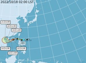 ▲央氣象局18日2時「路徑潛勢預測圖」顯示，「中颱尼莎」將繞過海南島南方海面，撲向越南北部。（圖／中央氣象局）