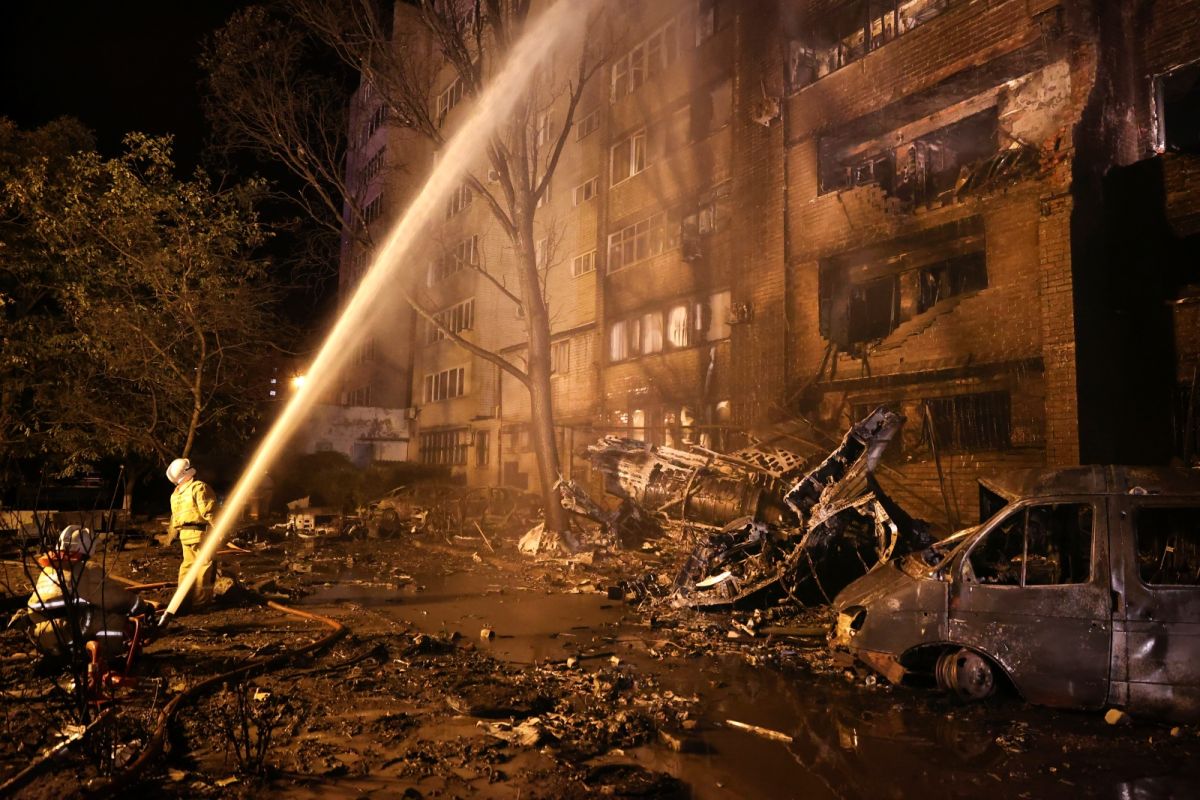 ▲俄羅斯1架蘇愷34戰機，17日墜毀在西南部城鎮葉伊斯克，擊中住宅區公寓並引發火勢。（圖／美聯社／達志影像）