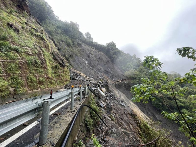 ▲連日大豪雨，多個省道路段出現災情。交通部公路總局統計，今天上午8時，台7線北橫有7處坍方，台8線中橫有1處路基流失。（圖／公路總局）