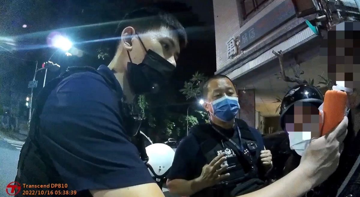 ▲高市警局苓雅分局成功路派出所員警於日前許巡經自強三路與興中二路口時，發現重機女騎士酒駕，員警不僅依公共危險罪嫌逮捕女騎士；同車友人也依道路交通管理處罰條例開罰。(圖／記者郭凱杰翻攝)