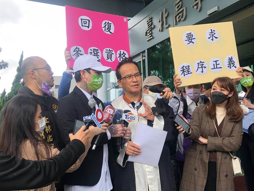 ▲謝和弦與蘇煥智前往台北高等行政法院遞狀提出假處分（圖／翻攝蘇煥智臉書直播）