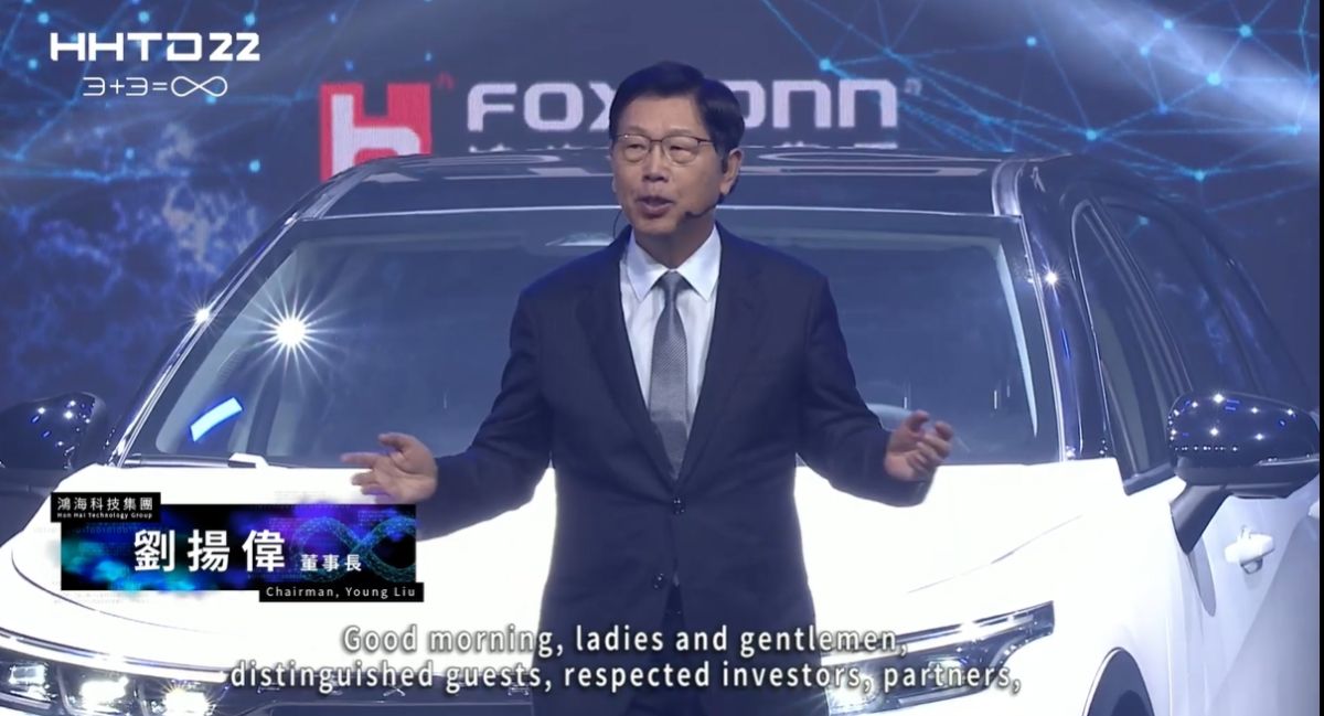 ▲展望第4季，鴻海董事長劉揚偉指出，原本以審慎樂觀的看法看待，但受到鄭州廠事件影響，因此下調展望，唯由於高階消費性智能產品需求還是很旺，因此預估第4季整體業績較第3季小幅成長。圖為劉揚偉（圖／擷取自youtube直播）