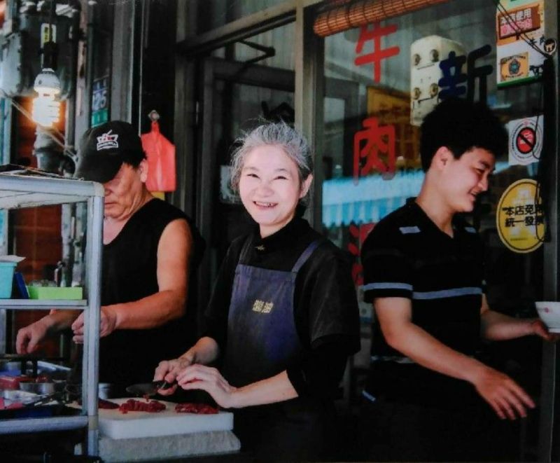 ▲台南「康樂街牛肉湯」一度貼出紅條頂讓，經家人討論已公告「不收了」會繼續營業。（圖／翻攝自康樂街牛肉湯FB）