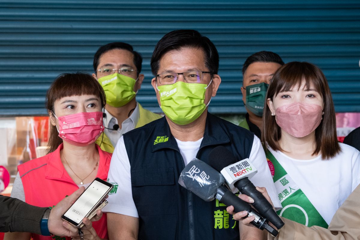 ▲林佳龍到中和區勝利市場掃街，對於藍營批新北發生淹水災情人不知道在哪的「協尋圖文」，回應人在新北不在新竹，侯家軍們是找錯人、鬧笑話。（圖 ／林佳龍競選辦公室提供）