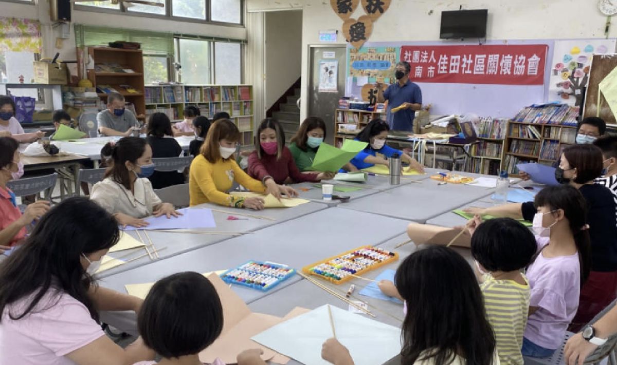 ▲「彩繪風箏反賄選宣導」讓新住民彩繪風箏，並以母語寫下反賄選宣言。（圖／移民署提供）