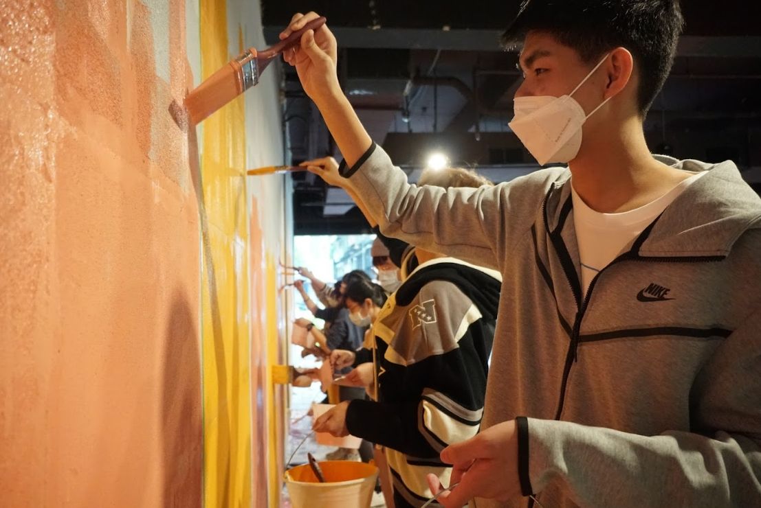 ▲青民協今（18）日舉辦「修憲前進基地」漆牆行動記者會，呼籲民眾年底投下18歲公民權修憲複決案同意票。（圖／青民協提供）