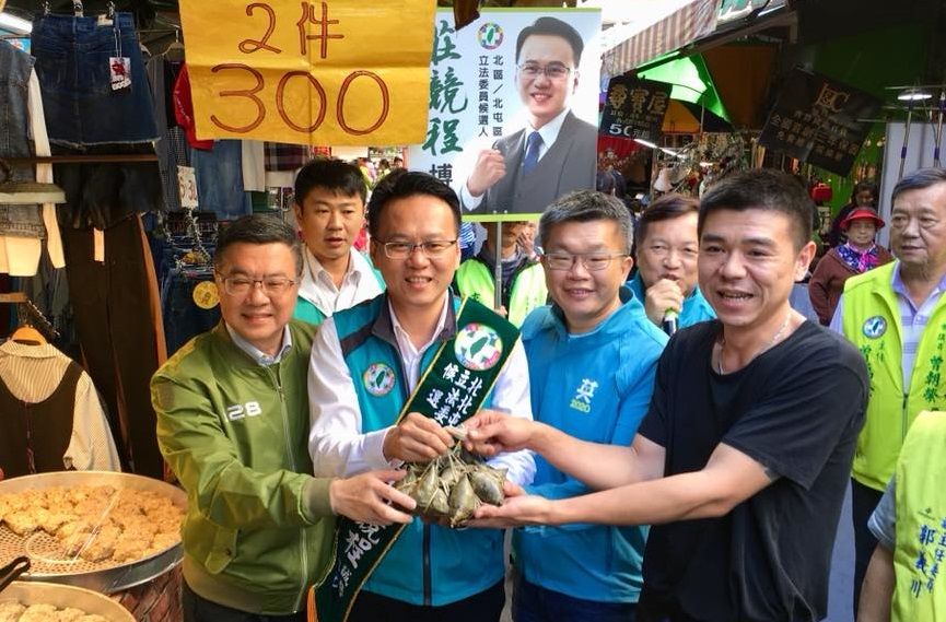 ▲3年前莊競程初次競選時，蔡其昌曾多次陪他掃街。（圖／翻攝莊競程臉書，2022.10.18）