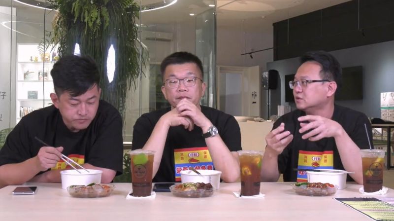 ▲蔡其昌和莊競程在直播中大聊以前在大學教書的趣事。（圖／翻攝蔡其昌臉書，2022.10.18）