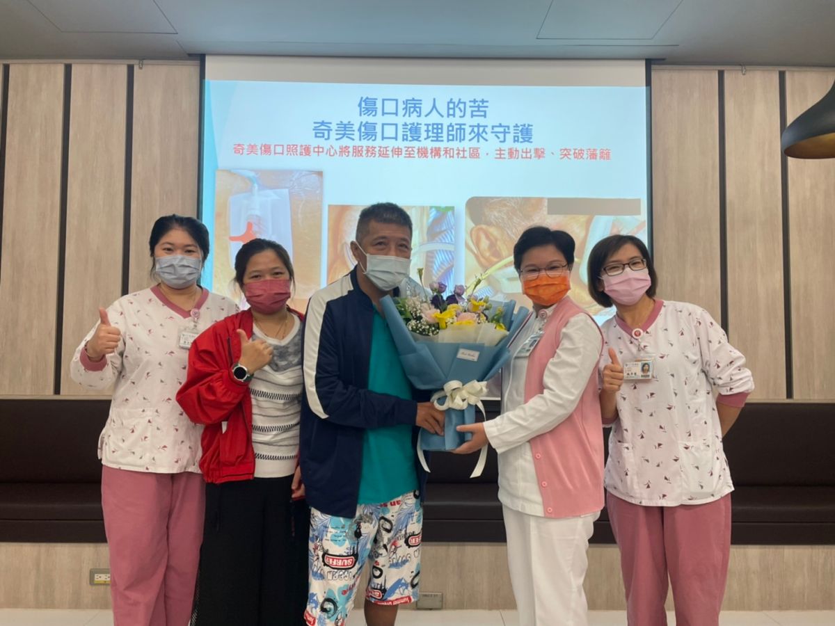 ▲林先生與林太太獻花感謝奇美醫學中心護理師魏秀慧(右一)、黃文佩(左一)及護理部督導李穎俐(右二)的悉心照顧，讓他的下肢傷口得到完善的照料，恢復良好（圖／記者林怡孜攝，2022,10,18）