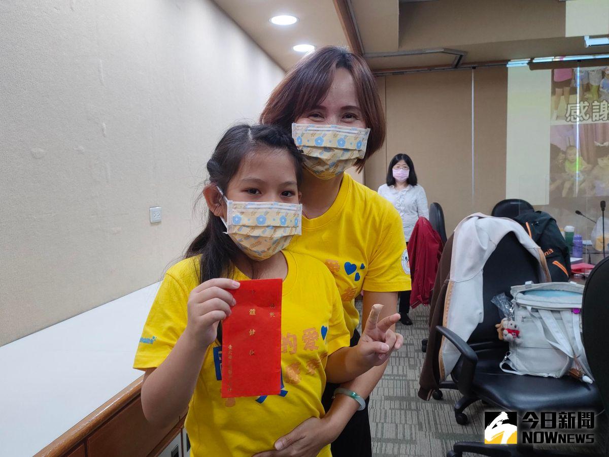 ▲今（18）日北榮分享，出生8天即確診龐貝氏症的病友小棠（左），在經過早期治療與積極復健後，現在不僅能參與游泳校隊，還獲得接力賽冠軍。（圖／記者許若茵攝，2022.10.18）