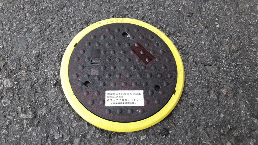 ▲台中市停車格位出現黑色圓圈引好奇，交通局建置的地磁，提供路邊停車格位即時資訊(圖／交通局提供2022.10.18)