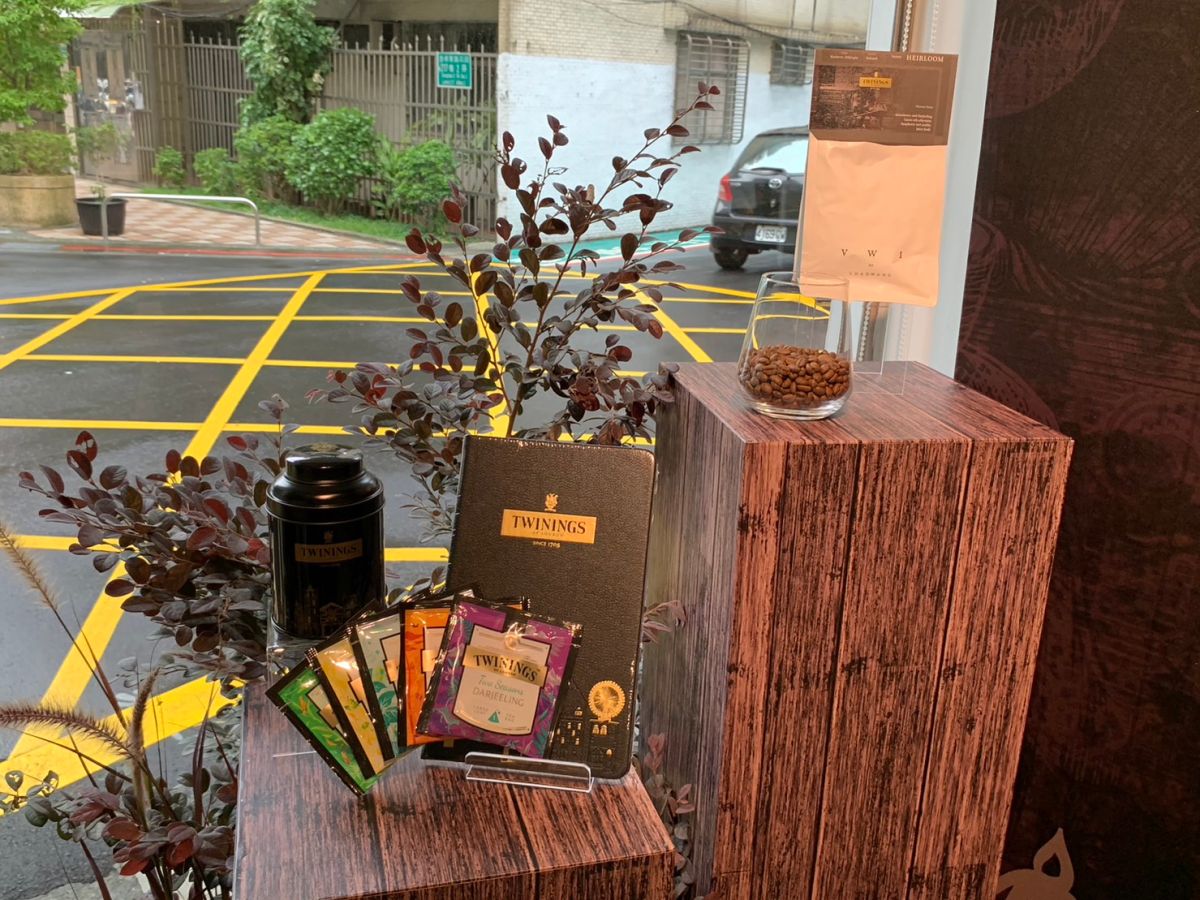 ▲這次唐寧茶「回歸本行」，攜手榮獲世界咖啡沖煮大賽冠軍王策推出聯名禮盒「Twinings & VWI唐寧獨尊風尚限量禮盒」，限量900組今開賣。（圖／記者汪睿琦攝）