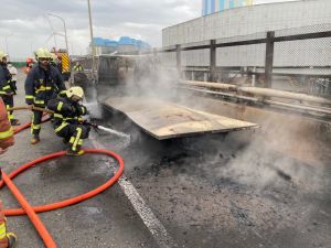 ▲新北市林口區台61線高架橋發生火燒車。（圖／翻攝畫面）