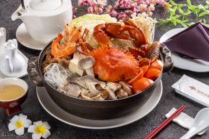 由兩岸十大名廚-楊忠霖主廚精心推出「暖心鍋物」,其中為各位愛蟹人專門推薦的是「螃蟹排骨番茄鍋」是一道料豐味鮮的秋日鍋物料理,湯頭清甜無負擔,大人小孩都可開懷享用。 ▲由兩岸十大名廚-楊忠霖主廚精心推出「暖心鍋物」,其中為各位愛蟹人專門推薦的是「螃蟹排骨番茄鍋」是一道料豐味鮮的秋日鍋物料理,湯頭清甜無負擔,大人小孩都可開懷享用。(圖/六福萬怡酒店)