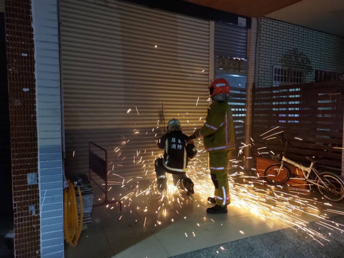 ▲屏東法拍屋驚傳雙屍命案，警消獲報到場破門而入（圖／翻攝畫面）