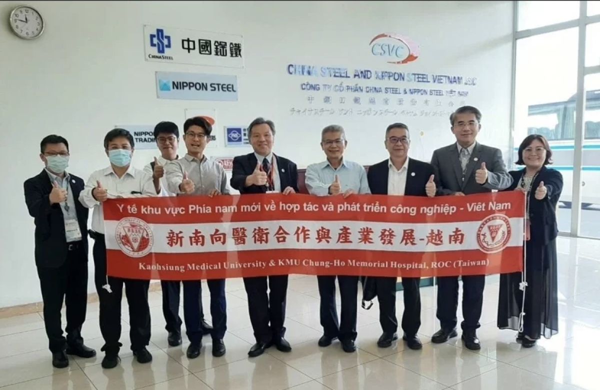 ▲高醫副院長戴嘉言（左5）率團赴越南中鋼日鐵越南公司參訪，關心勞工健康照護產業及醫療需求。（圖／高醫提供）