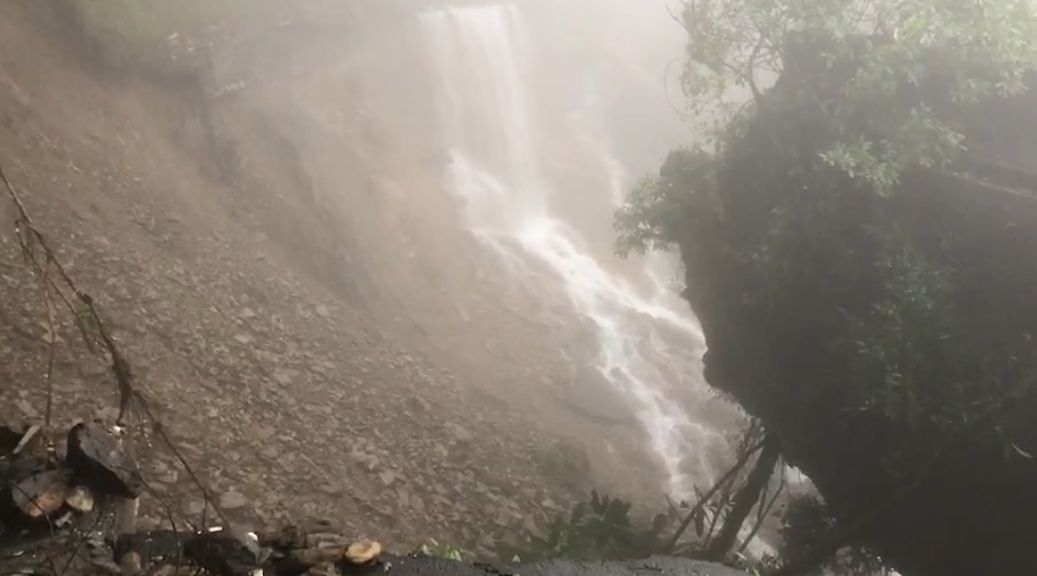 ▲台7線坍方嚴重，交通受阻，有300多名遊客受困明池山莊（圖／翻攝畫面）