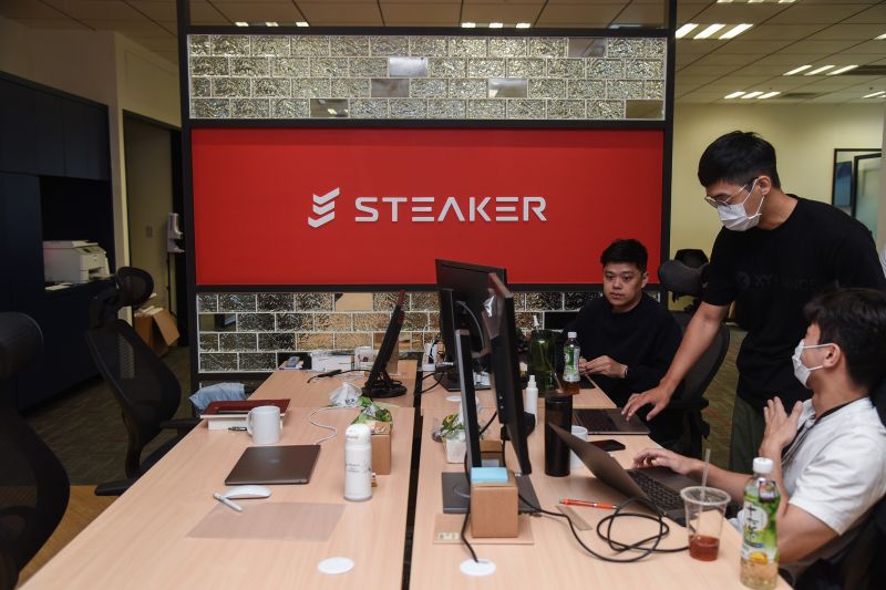 ▲Steaker為協助用戶穩定創造鏈上收益,使用者不論是投資小白,或是高淨值人士,皆可針對自身的資產位階,衡量自己可承受的風險與所期待的報酬,選擇適合的方案配置虛擬資產。(圖/記者陳明安攝影)