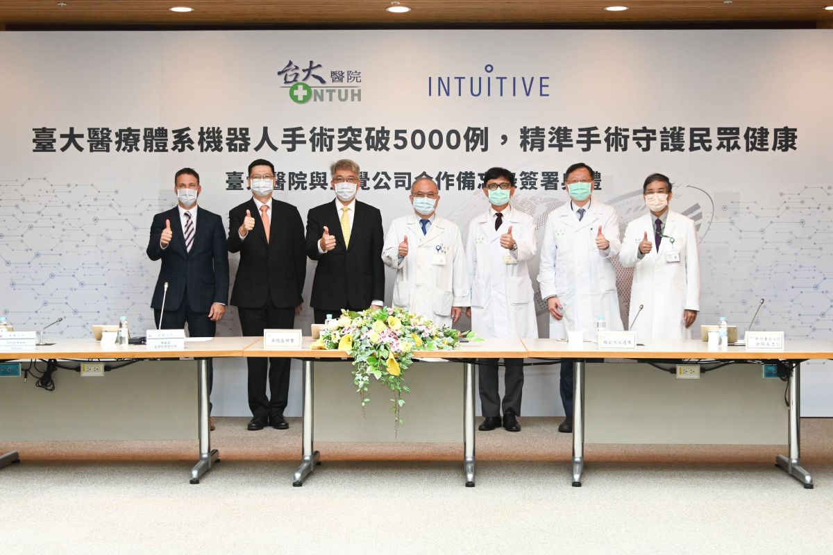 ▲截至目前為止，台大醫療體系已經完成超過5000例機器手臂輔助手術，今（18）日台大宣布成立國際機器人手術訓練中心。（圖／台大醫院提供）