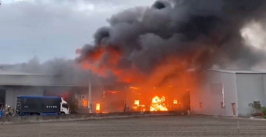 ▲台中潭子福貴路一間佛具工廠發生火警，現場火勢瞬間燃燒，黑煙直竄天際，不僅佛具工廠全面燃燒外，還延燒到隔壁塑膠廠，幾乎全毀。（圖／翻攝畫面）