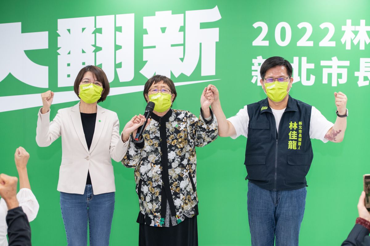 ▲林佳龍出席「彰化人挺林佳龍」記者會，林佳龍母親「龍媽」也到場為兒子加油打氣，懇請鄉親支持。（圖 ／林佳龍競選辦公室提供）