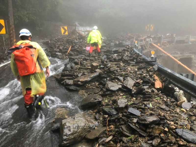 台7線多處坍方阻斷　明池山莊受困遊客下午「戒護下山」
