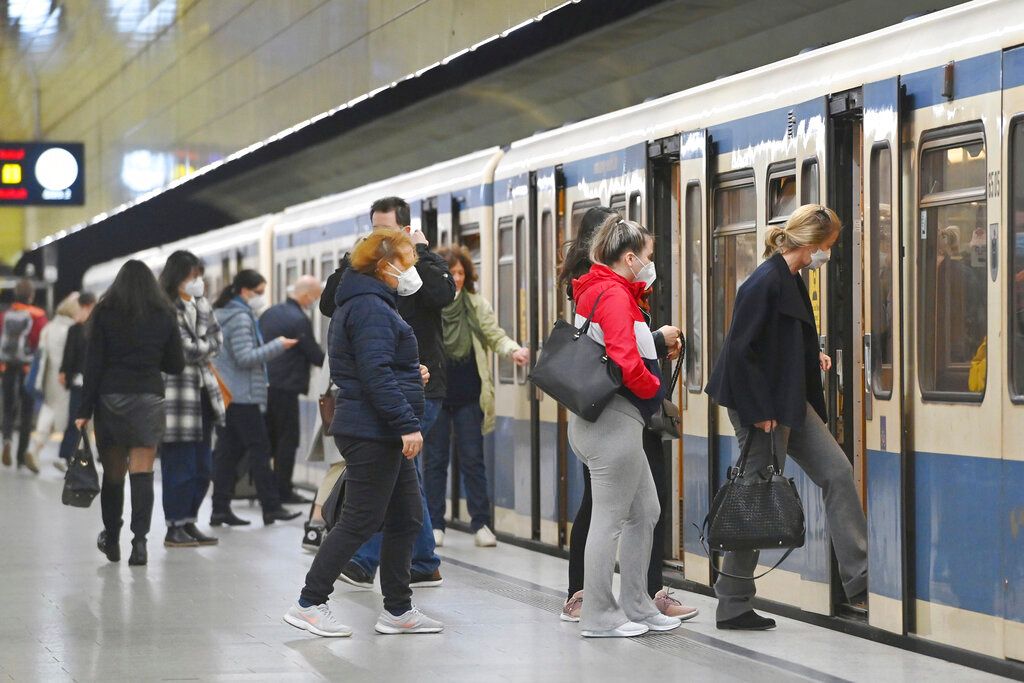 ▲美國紐約一名男子把路人手機撞掉到列車鐵軌後，遭對方推落慘遭列車撞死。（示意圖／美聯社／達志影像）