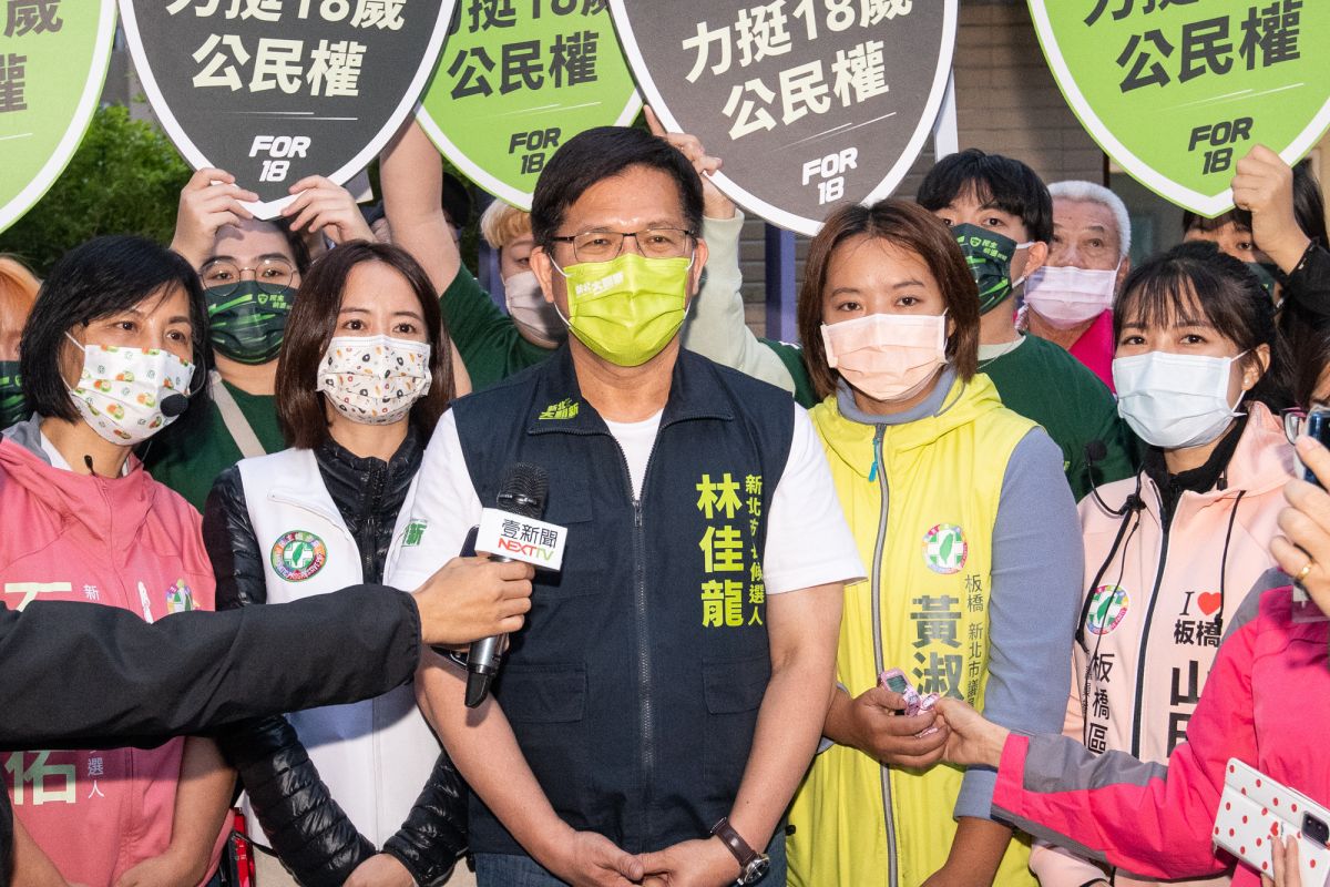 ▲林佳龍前往板橋江寧黃昏市場掃街拜票，受訪談到恩恩爸發文協尋侯友宜，表示若侯市長不做、就交給林市長做。（圖 ／林佳龍競選辦公室提供）