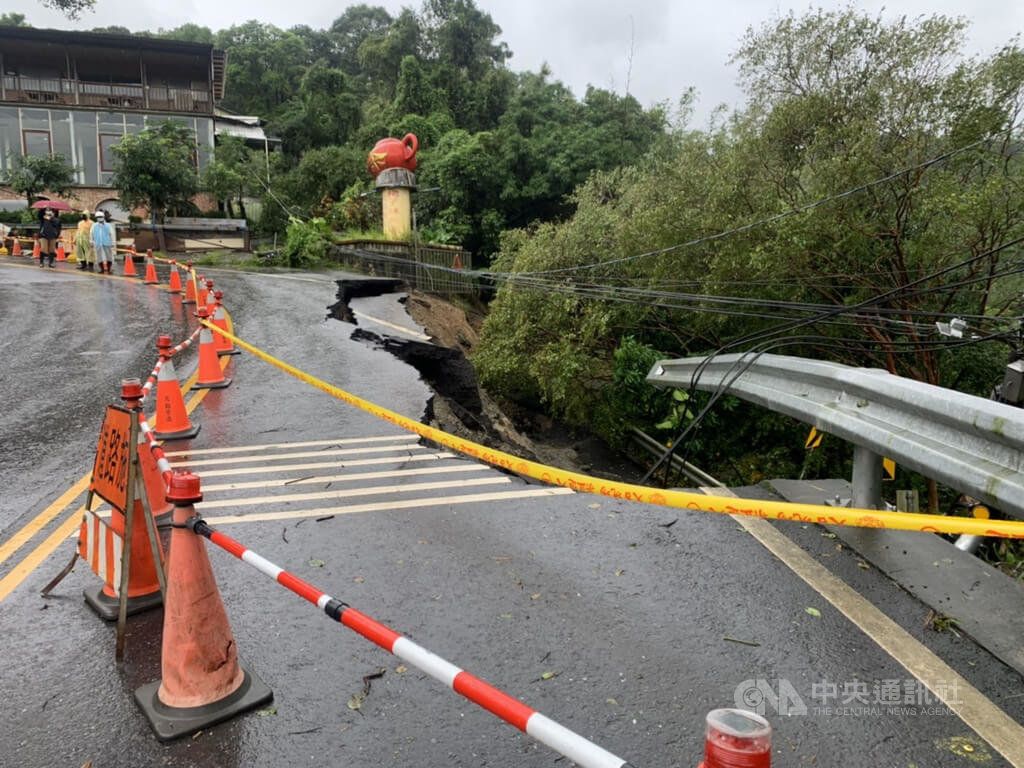 ▲新北汐止區汐萬路3段某路段外側昨天晚間11時許坍塌，無人受傷。新北養工處處說，坍塌面積80平方公尺，修復工程初估要2個月，現場維持單車道雙向通行。（圖／中央社）