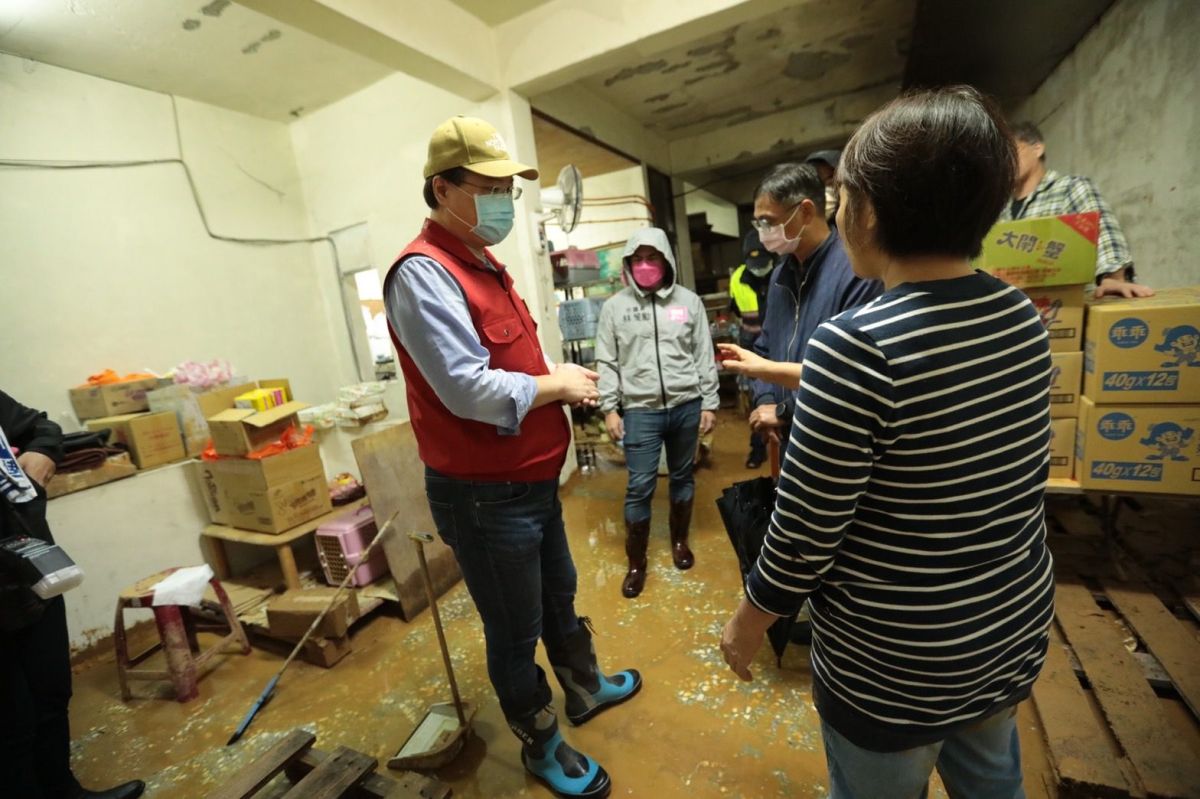 ▲基隆市長林右昌針對受災戶狀況進行視察。（圖／基隆市府）