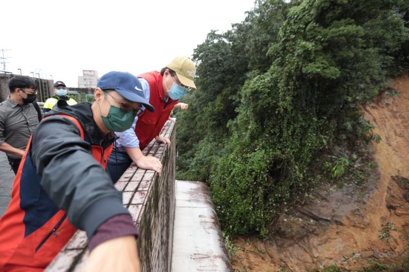 ▲基隆市長林右昌（後）到受災戶頂樓巡視邊坡狀況（圖／基隆市府）