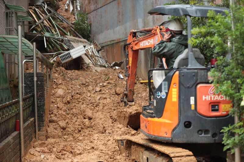 ▲暖暖土石1小時3度崩塌，泥水灌民宅，住戶全撤離。（圖／基隆市府）