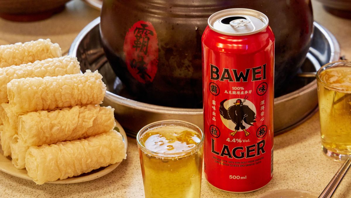 ▲不只鈴鈴卷，連酒都包了！霸味薑母鴨推出自有品牌「霸味拉格啤酒」，本土瓶身相當搶眼。（圖／SUNFRIEND MOUTH提供）