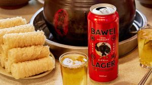 ▲連酒都包了!霸味薑母鴨推出自有品牌「霸味拉格啤酒」,本土瓶身相當搶眼。(圖/品牌提供) ▲連酒都包了!霸味薑母鴨推出自有品牌「霸味拉格啤酒」,本土瓶身相當搶眼。(圖/品牌提供)