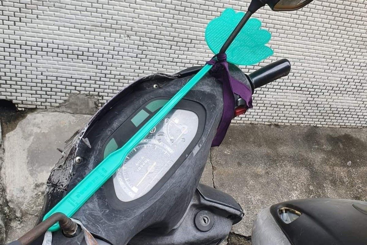 ▲原PO發現機車機車上綁了根蒂芬妮綠蒼蠅拍，網友見圖狂提任賢齊，其實際用途曝光。（圖／臉書社團《爆廢公社》） 