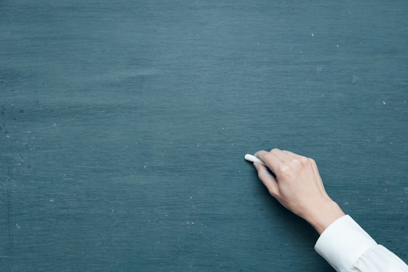 ▲要負責在黑板登記上吵鬧同學的風紀股長，更是會被全班同學討厭。（圖／翻攝Pexels）